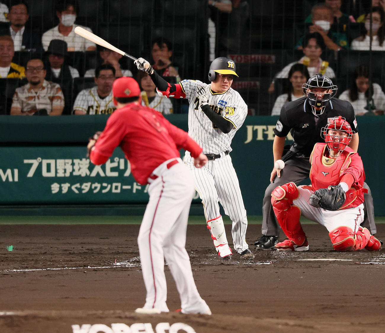 阪神対広島　2回裏阪神2死一、二塁、高橋は投手強襲内野安打を放つ。投手大瀬良（撮影・加藤哉）