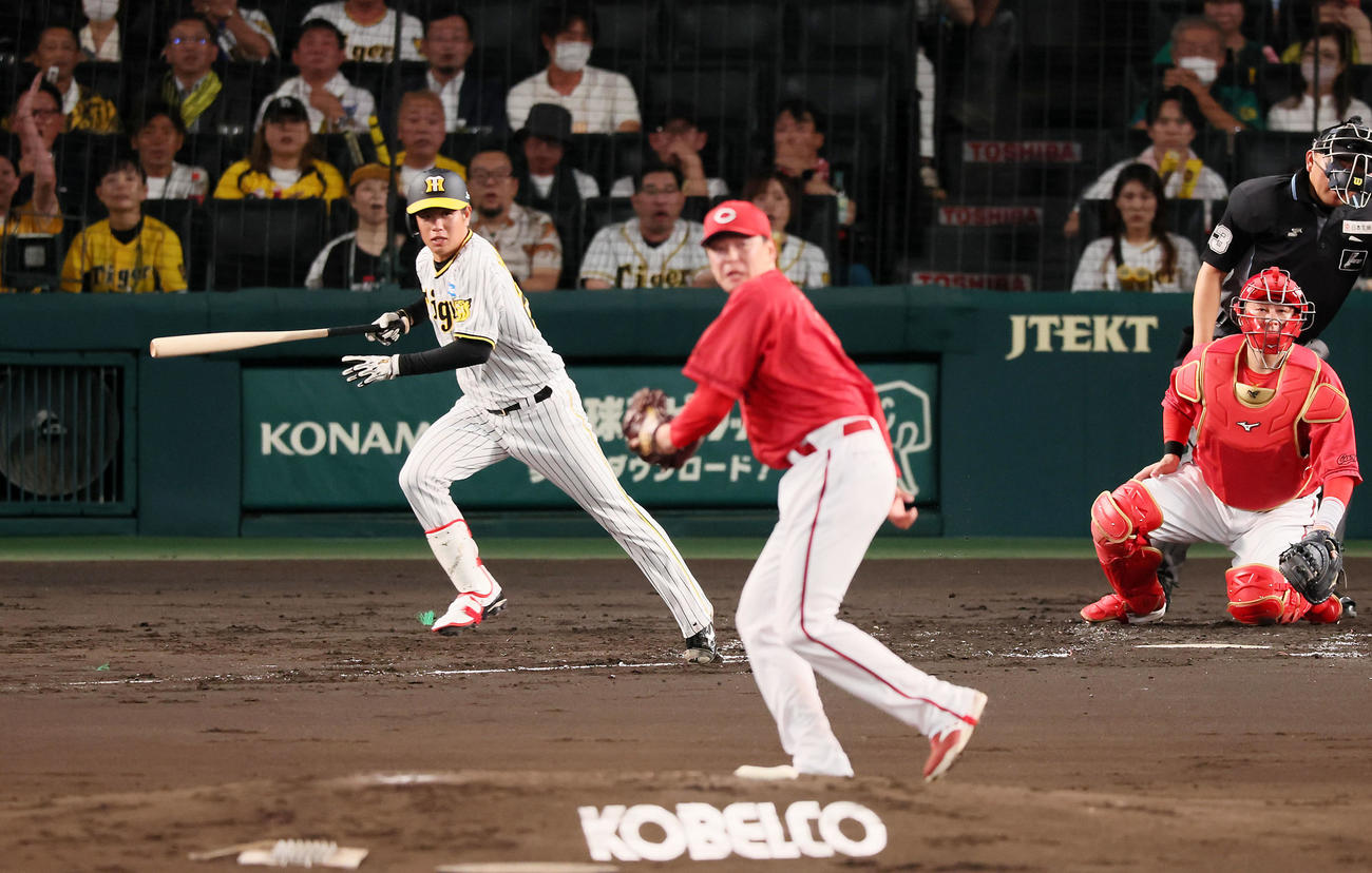阪神対広島　2回裏阪神2死一、二塁、高橋は投手強襲内野安打を放つ。投手大瀬良（撮影・加藤哉）