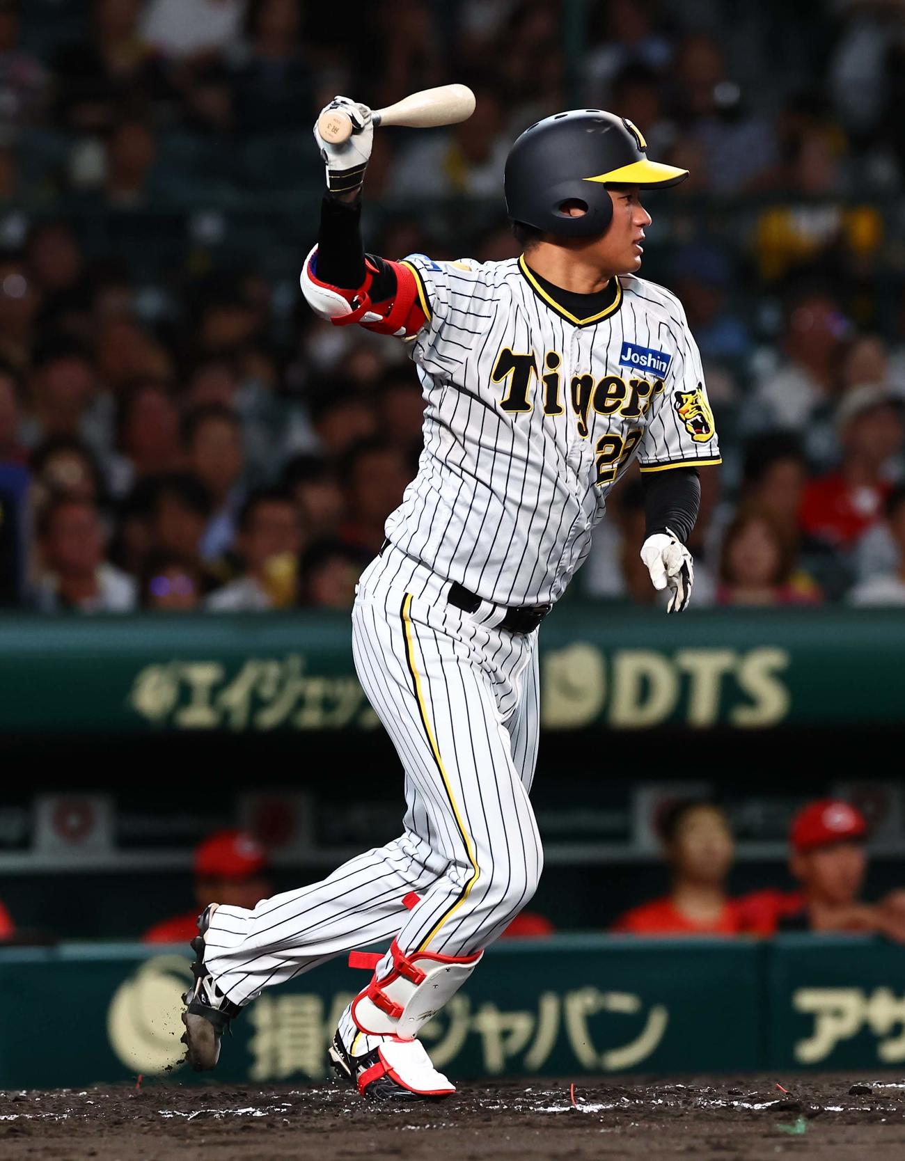 阪神対広島　2回裏阪神2死一、二塁、高橋は内野安打を放つ（撮影・上田博志）