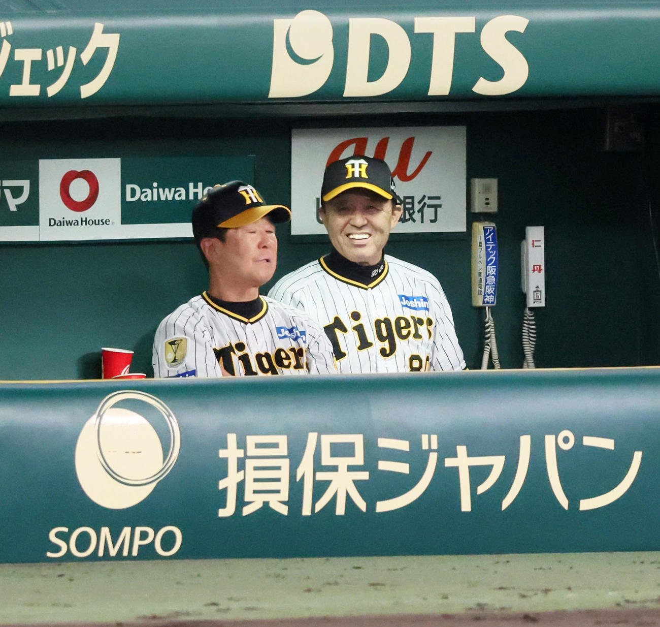 阪神対広島　2回裏阪神2死一、二塁、岡田監督は高橋の投手強襲内野安打にベンチで白い歯を見せる（撮影・加藤哉）
