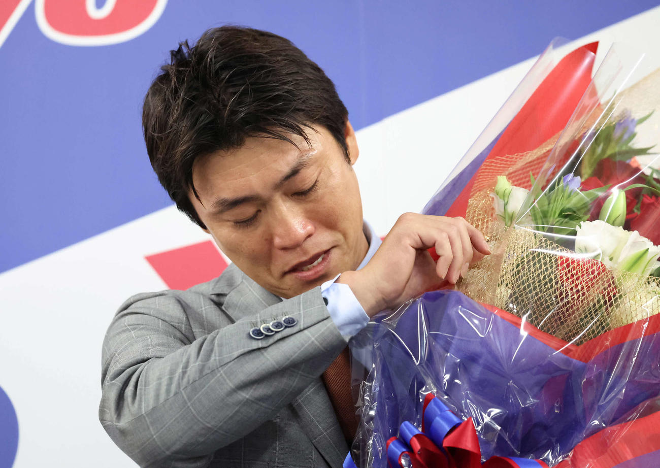 山田、村上両選手から言葉を贈られて涙ぐむヤクルト青木（撮影・丹羽敏通）