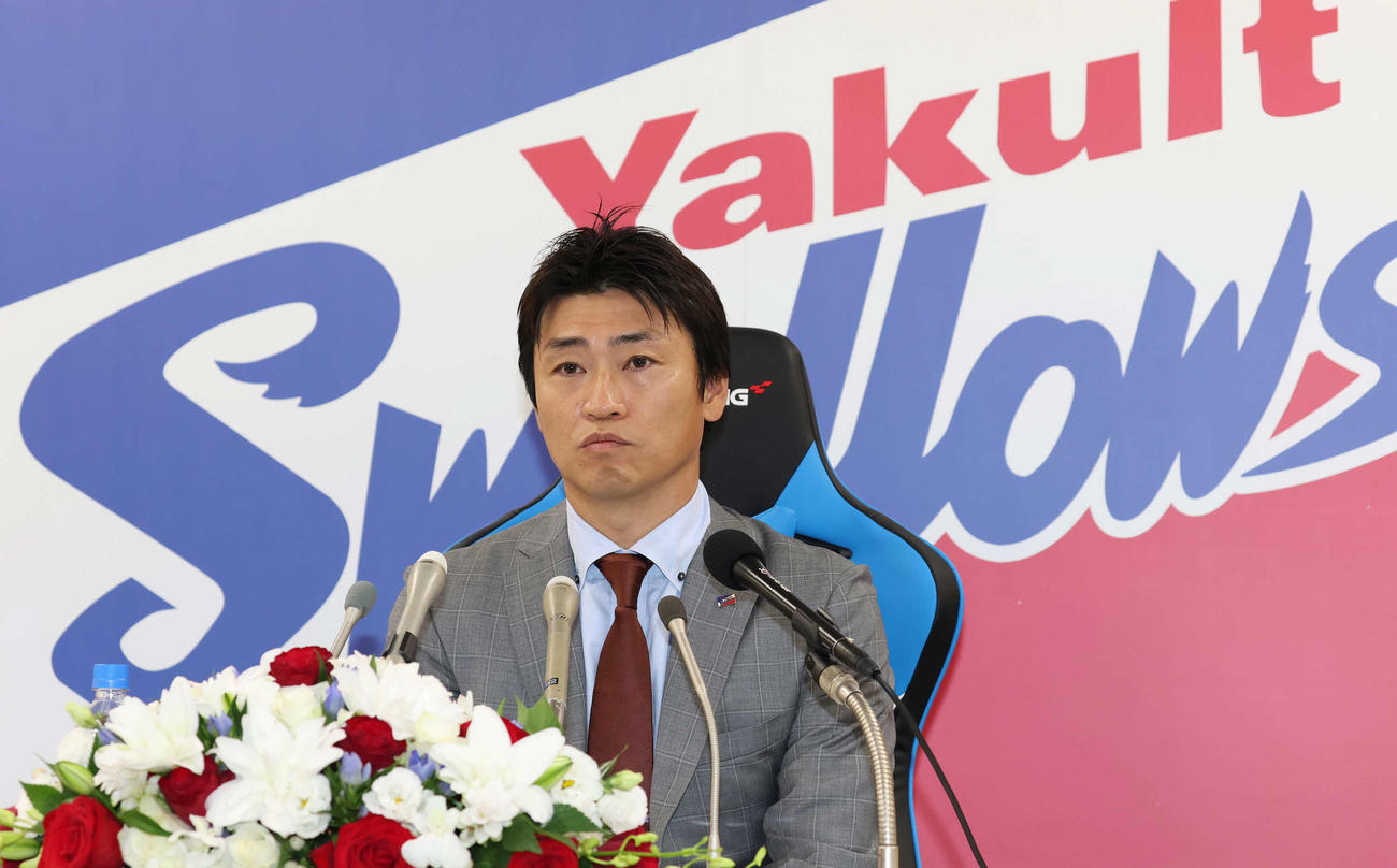 引退会見に臨むヤクルト青木（撮影・丹羽敏通）