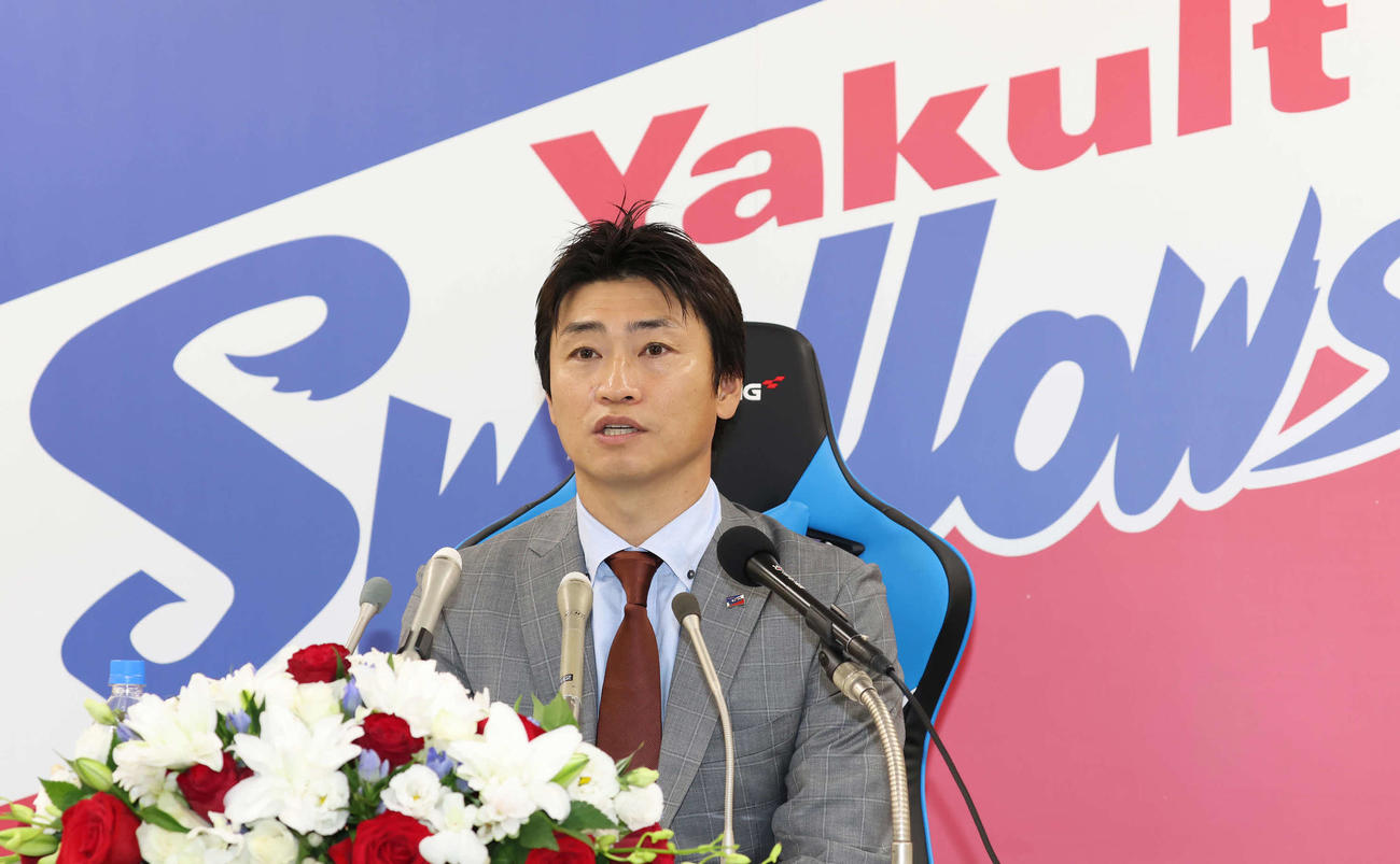 引退会見に臨むヤクルト青木（撮影・丹羽敏通）