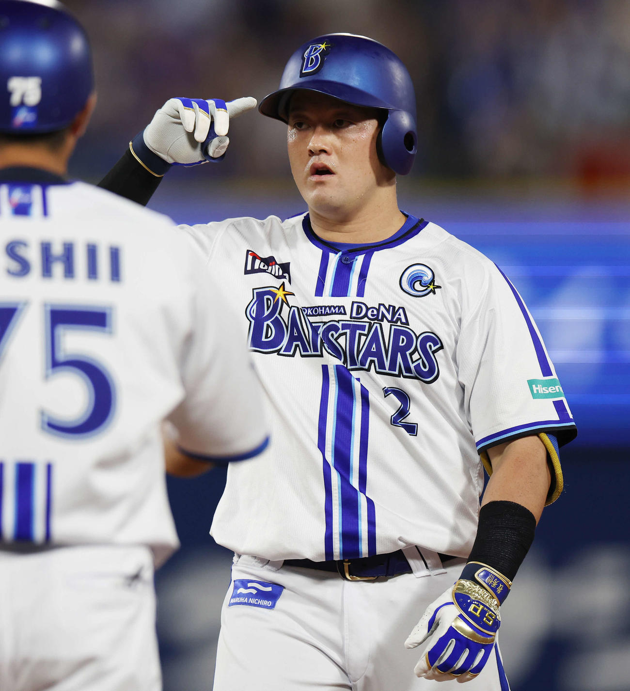 DeNA対中日　4回裏DeNA2死一、二塁、右前適時打を放ちポーズをとる牧（撮影・宮地輝）