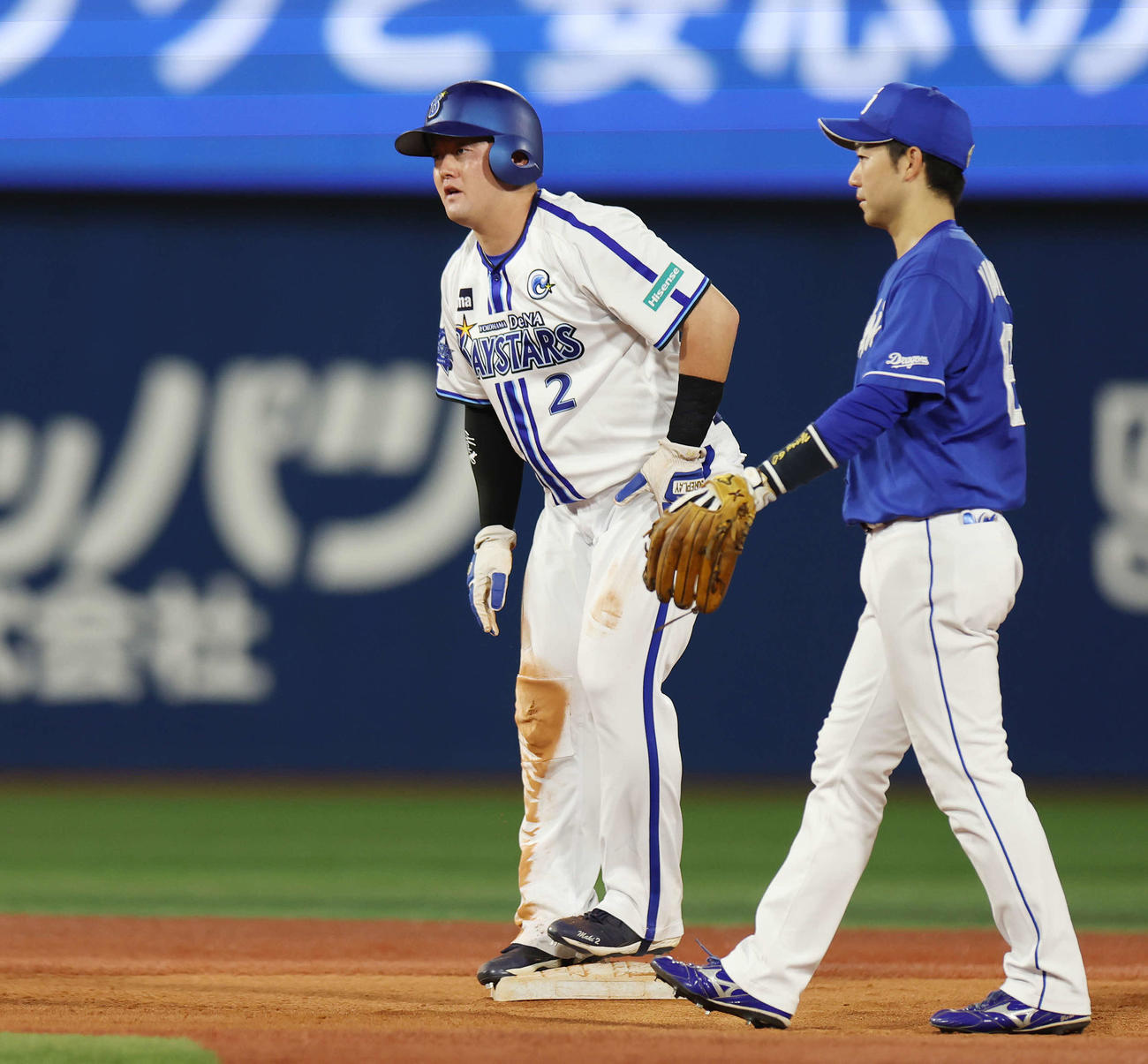 DeNA対中日　4回裏DeNA2死一、三塁、二塁盗塁を決めた牧（撮影・宮地輝）