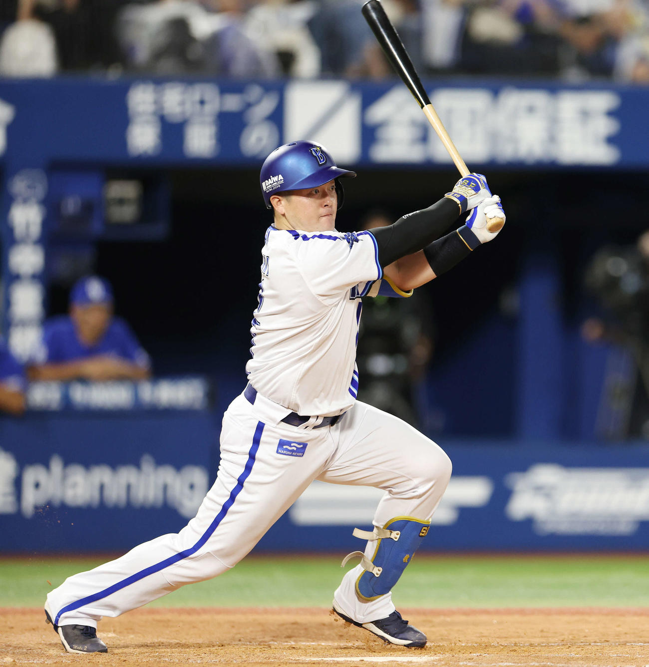 DeNA対中日　4回裏DeNA2死一、二塁、右前適時打を放つ牧（撮影・宮地輝）
