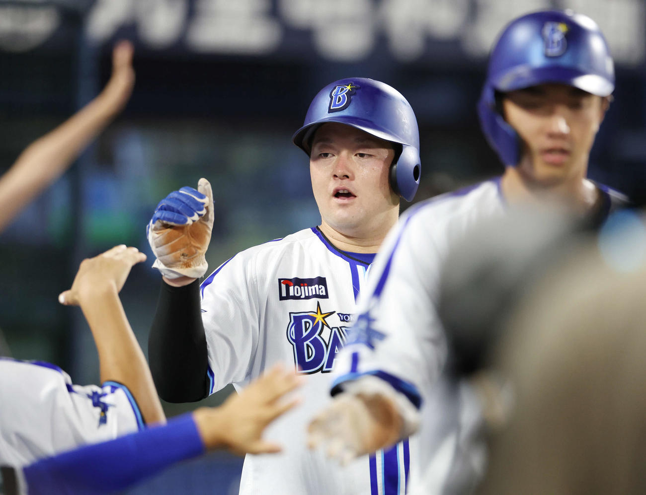 DeNA対中日　4回裏DeNA2死一、二塁、右前適時打を放った牧はチームメートとタッチを交わす（撮影・宮地輝）