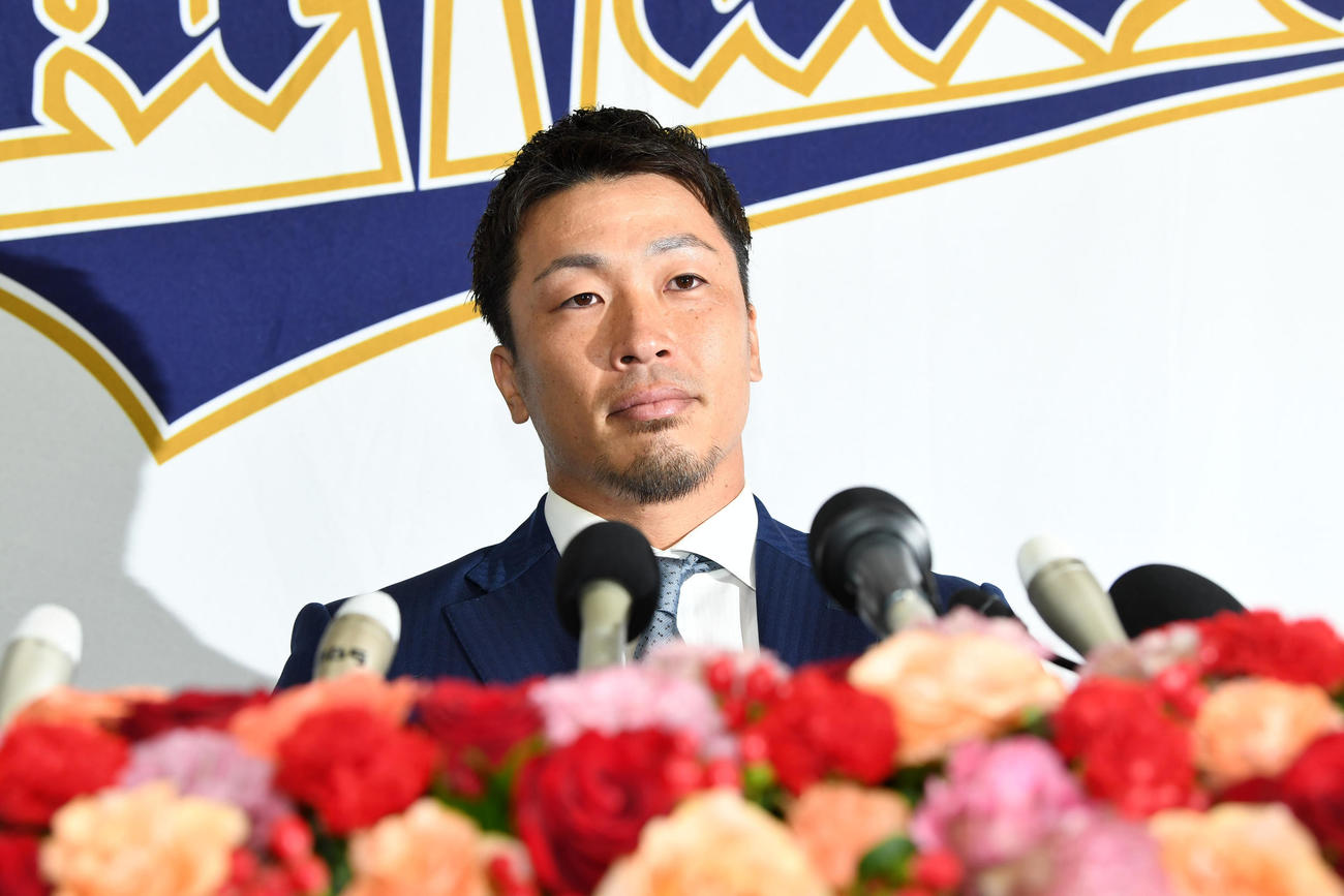 引退会見を行ったオリックス安達（撮影・前岡正明）