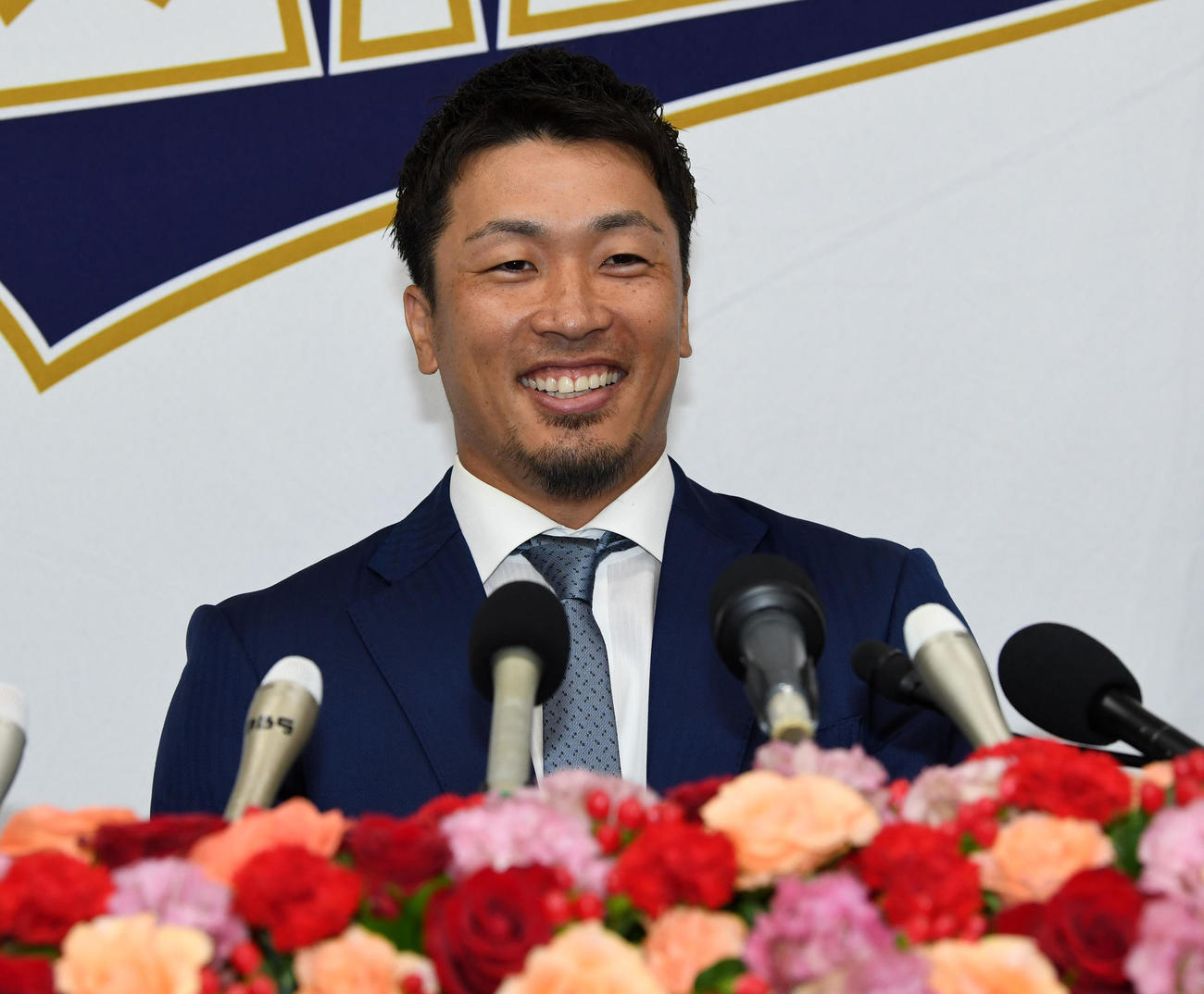 引退会見で笑顔を見せるオリックス安達（撮影・前岡正明）