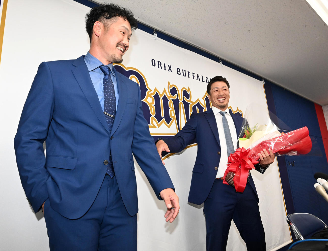 先日、引退会見を行ったT－岡田（左）から花束を受け取るオリックス安達（撮影・前岡正明）