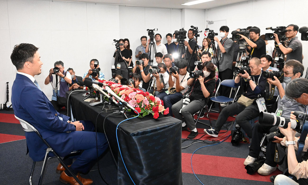 多くの報道陣の前で引退会見を行ったオリックス安達（撮影・前岡正明）