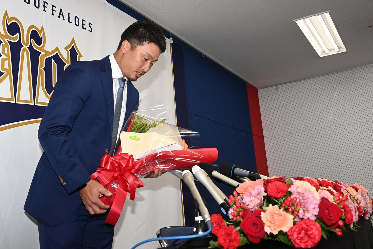 引退会見を終え報道陣に一礼し引き揚げるオリックス安達（撮影・前岡正明）