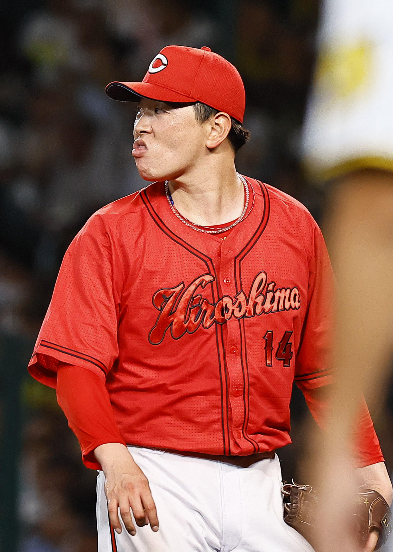阪神対広島　4回に3点を勝ち越され悔しそうにベンチに戻る広島大瀬良（撮影・藤尾明華）