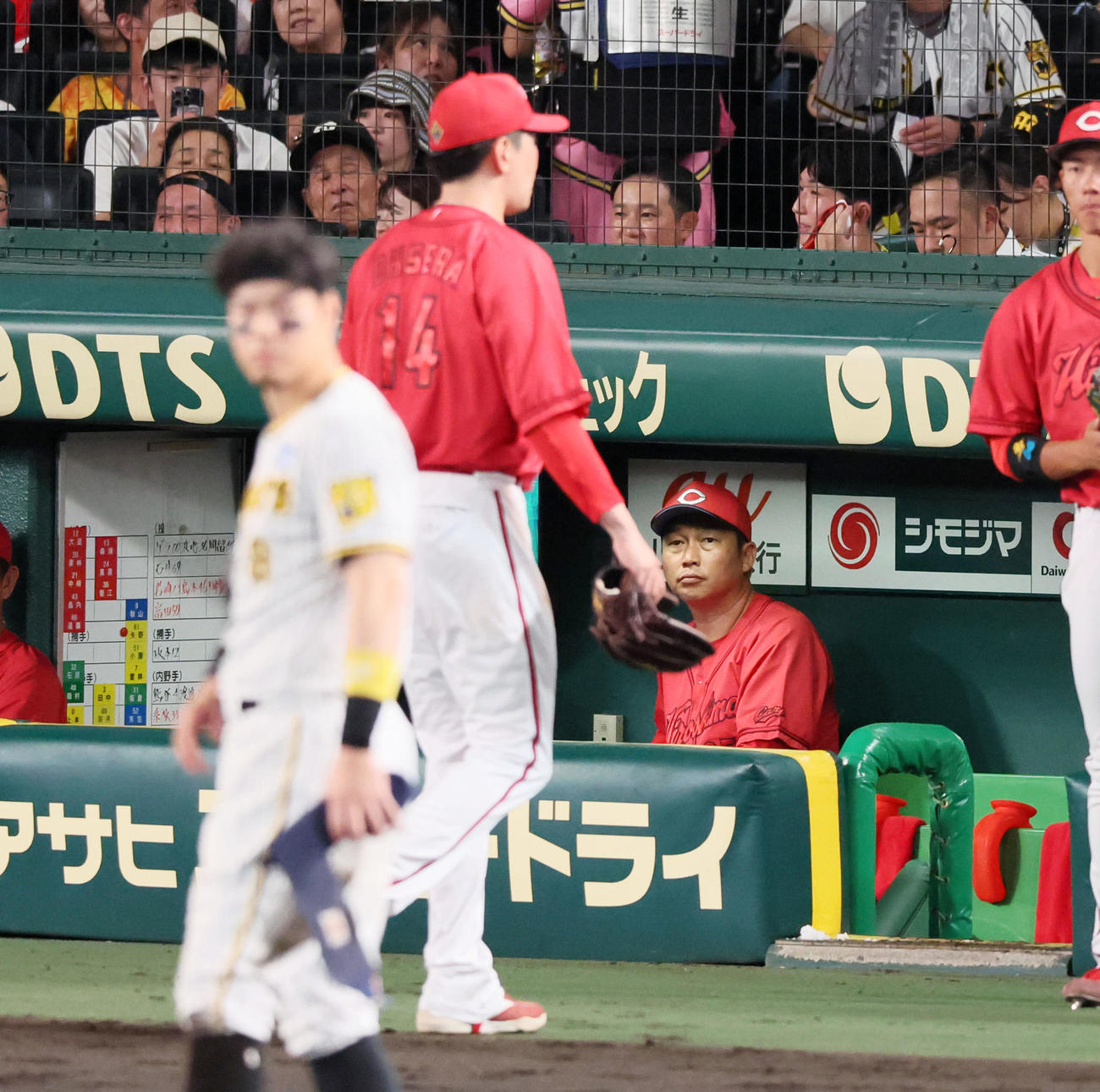 阪神対広島　5回裏阪神1死二、三塁、大瀬良（左）交代を告げた新井監督（撮影・加藤哉）
