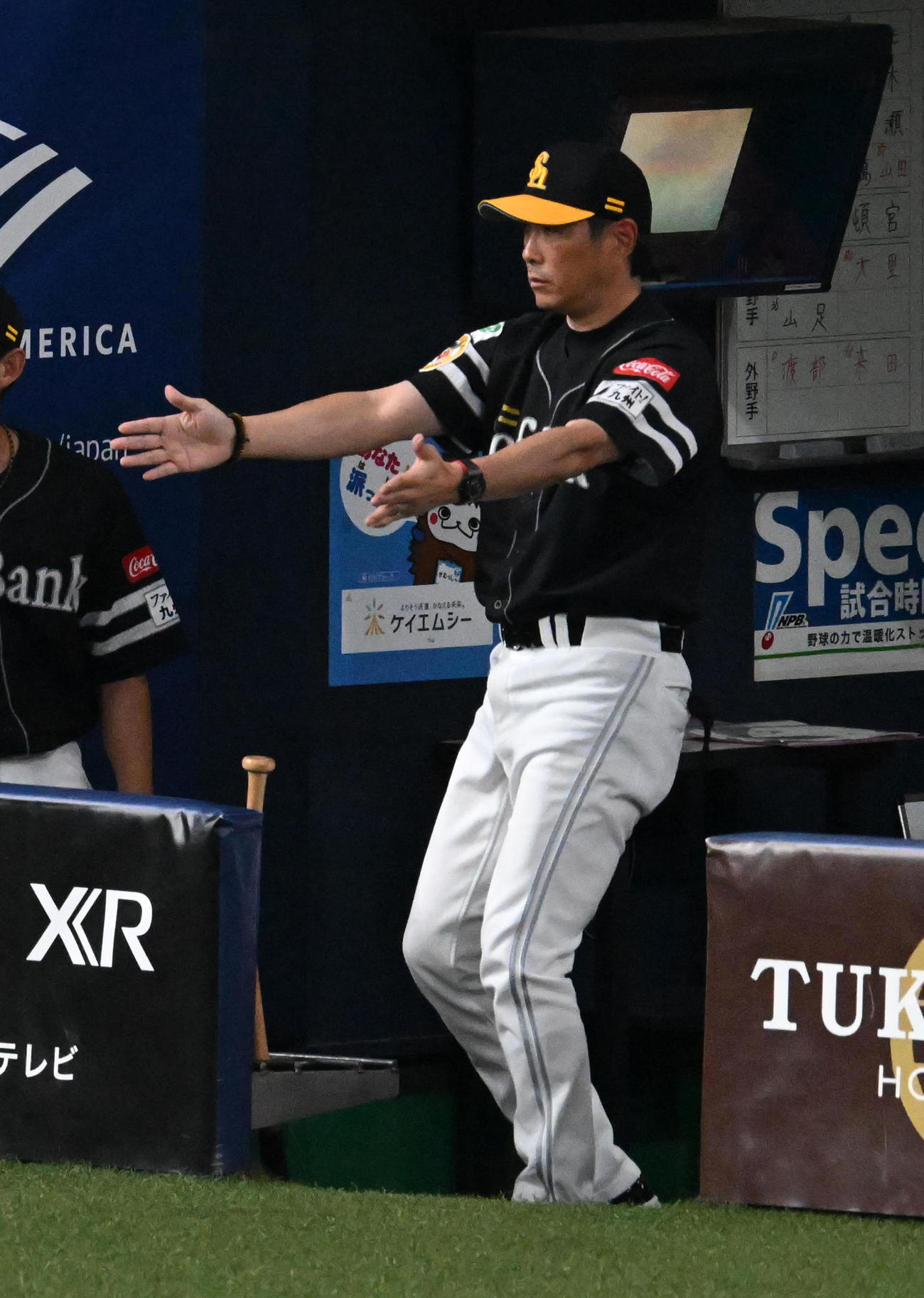 オリックス対ソフトバンク　2回裏オリックス1死二、三塁、セデーニョ生還の判定にリクエストする小久保監督（撮影・前岡正明）