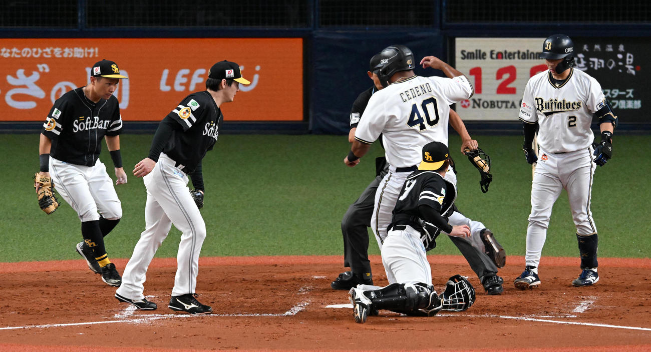 オリックス対ソフトバンク　2回裏オリックス1死二、三塁、甲斐の送球を三塁の栗原が落球、生還するセデーニョ（撮影・前岡正明）