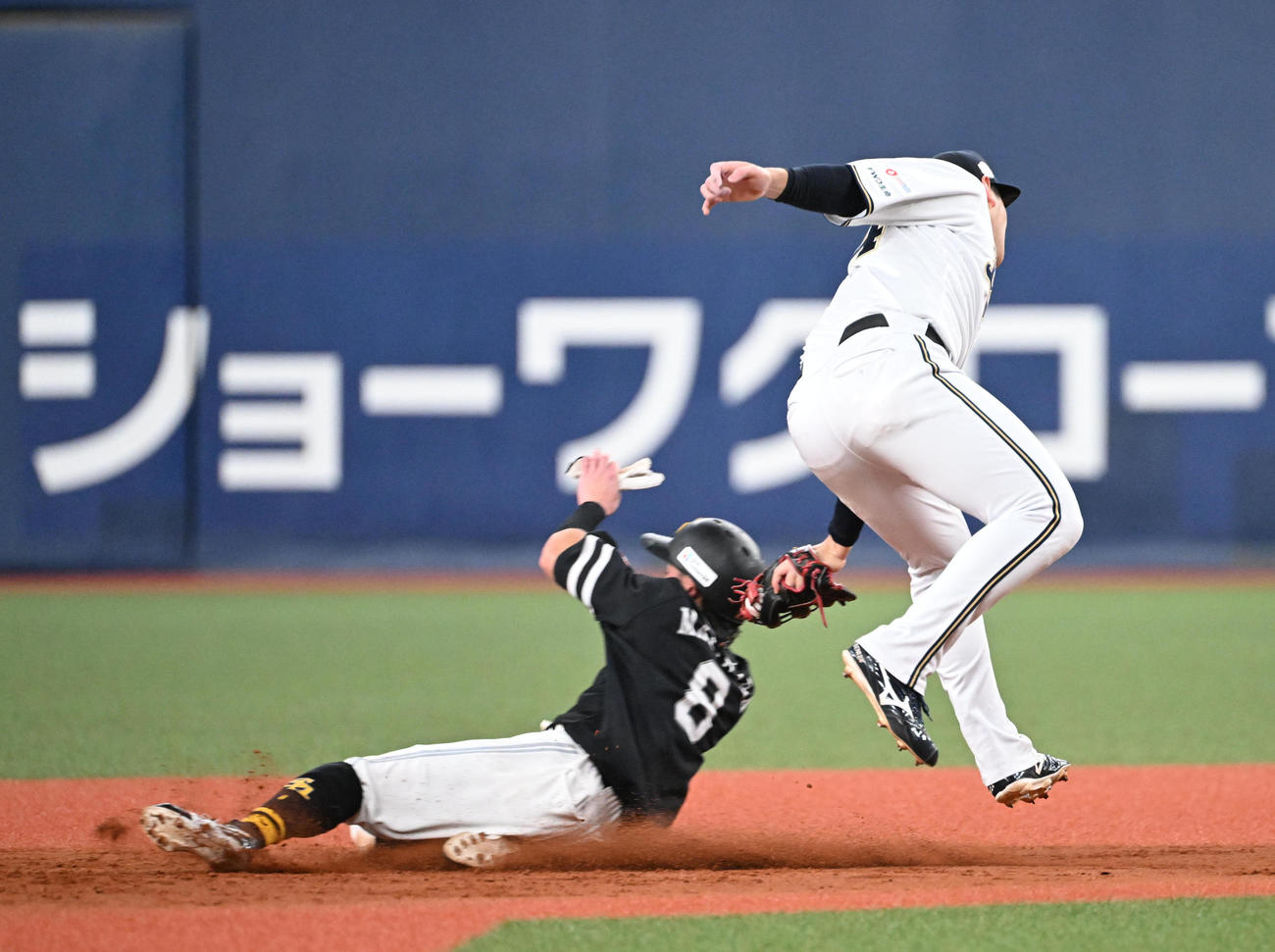 オリックス対ソフトバンク　5回表ソフトバンク1死、二盗に失敗する牧原大（撮影・和賀正仁）