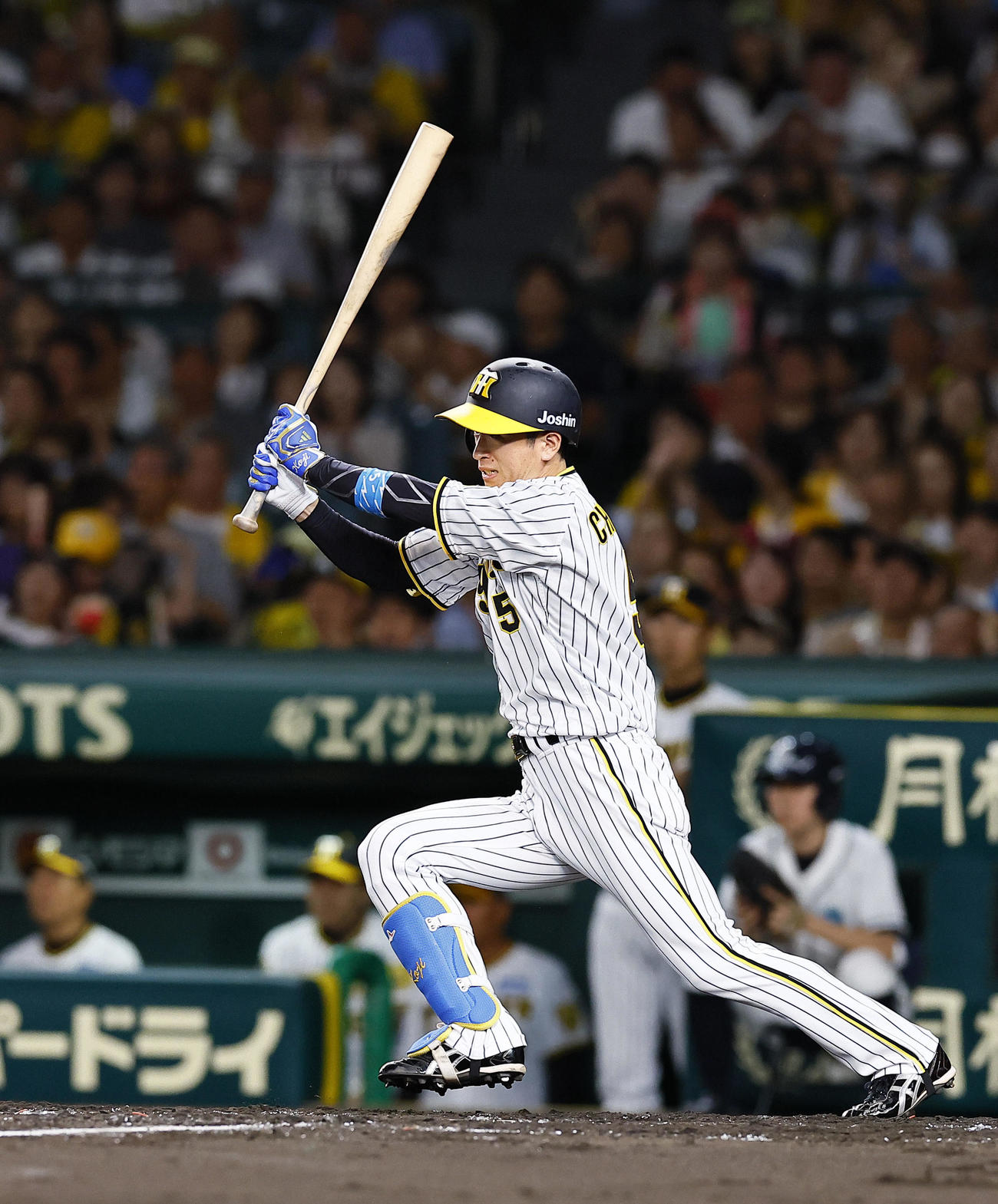 阪神対広島　4回裏阪神2死二、三塁、近本は中前に2点適時打を放つ（撮影・藤尾明華）