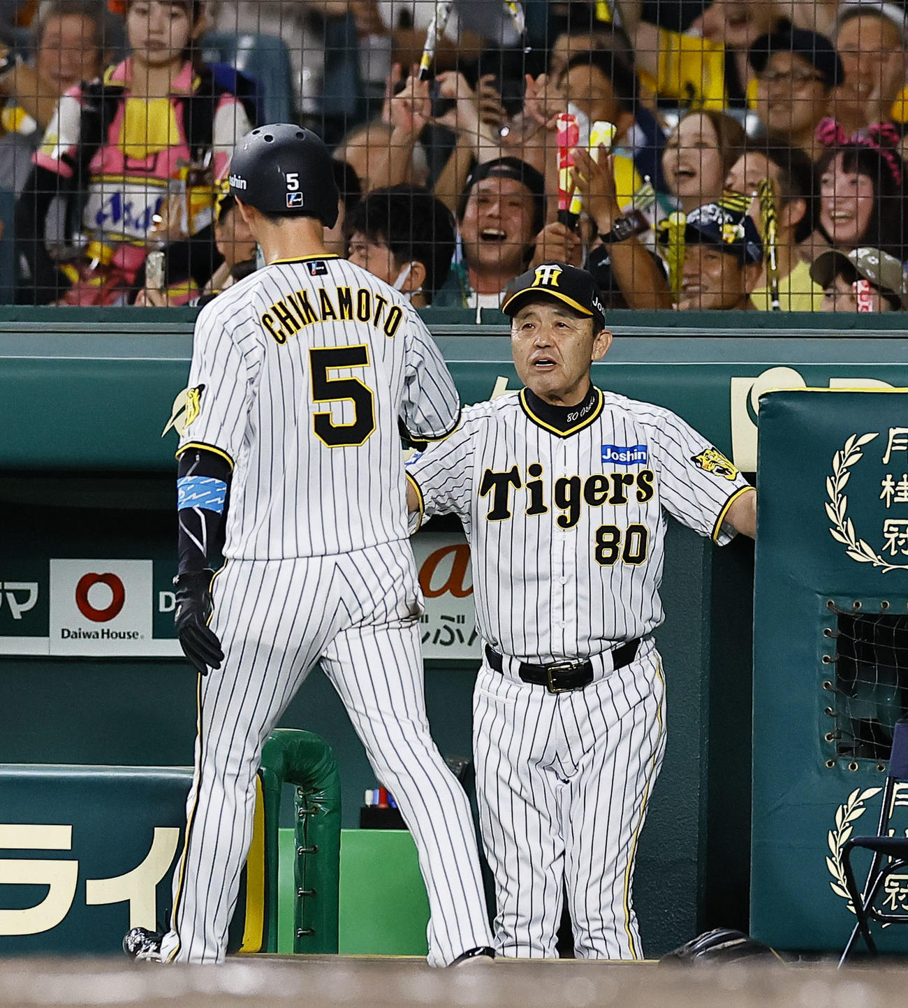 阪神対広島　4回裏阪神2死一、三塁、広島小園の適時失策で生還した近本を出迎える岡田監督（撮影・藤尾明華）