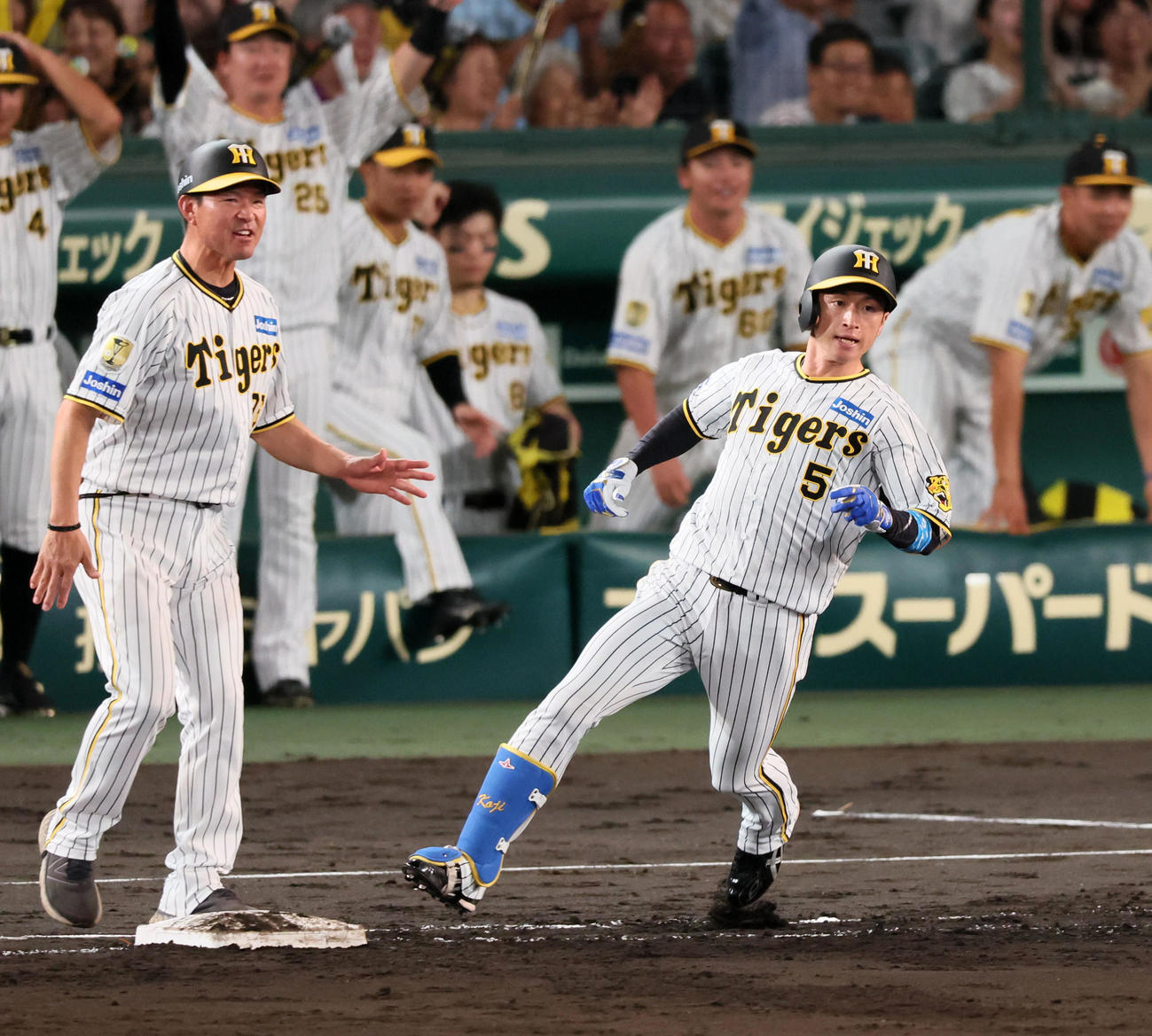 阪神対広島　4回裏阪神2死二、三塁、近本は勝ち越し適時打を放つ（撮影・加藤哉）