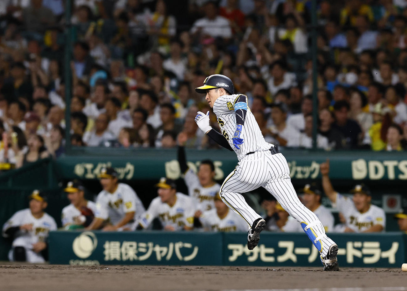 阪神対広島　4回裏阪神2死二、三塁、近本は中前に2点適時打を放つ（撮影・藤尾明華）