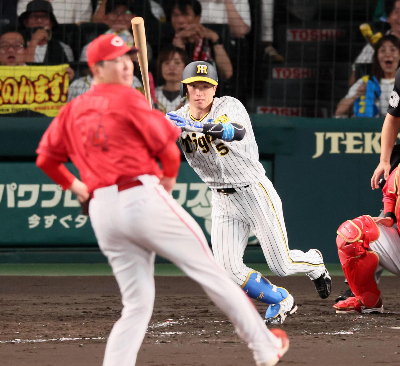阪神対広島　4回裏阪神2死二、三塁、近本は勝ち越し適時打を放つ。投手大瀬良（撮影・加藤哉）