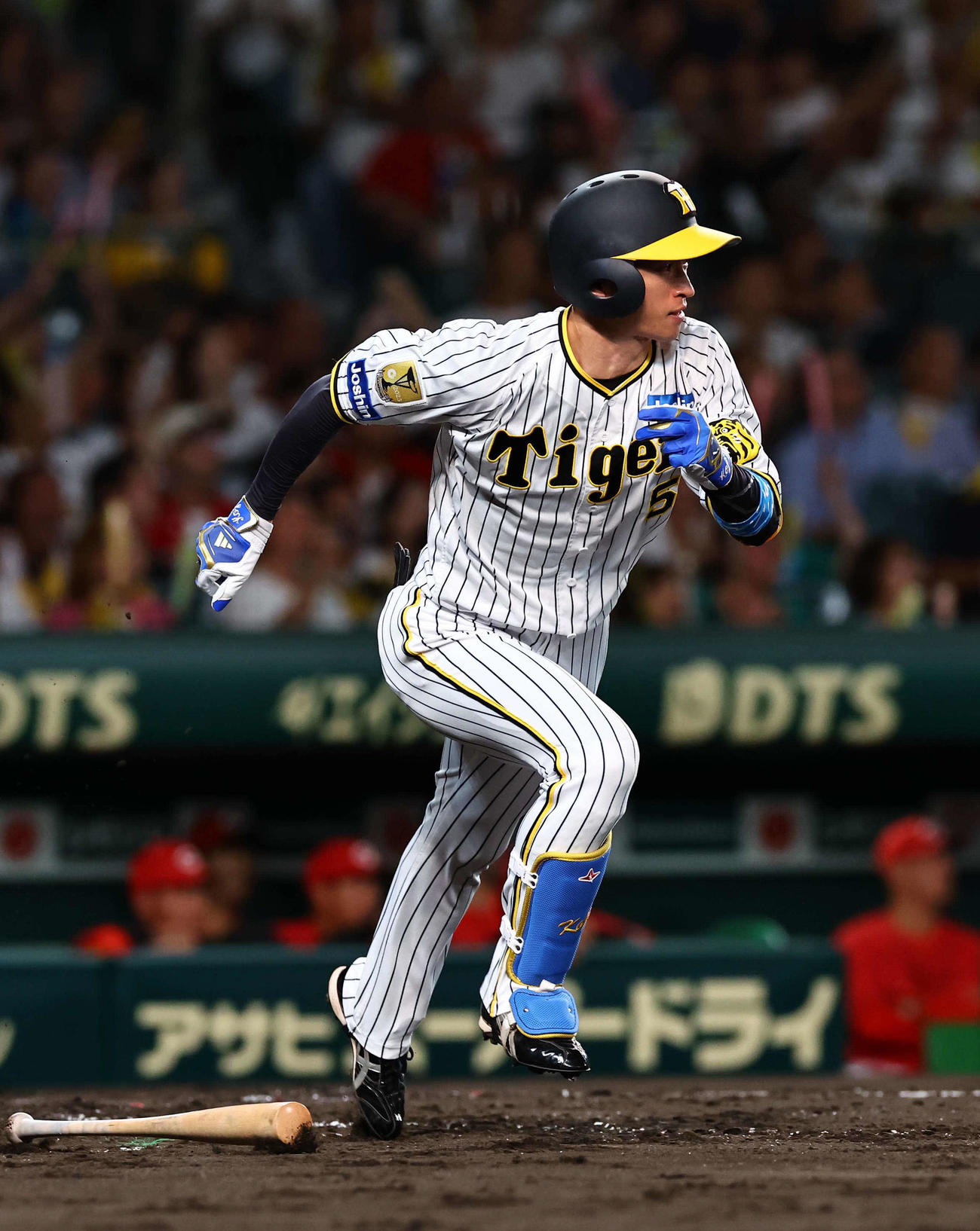 阪神対広島　4回裏阪神2死二、三塁、近本は勝ち越し2点適時打を放つ（撮影・上田博志）