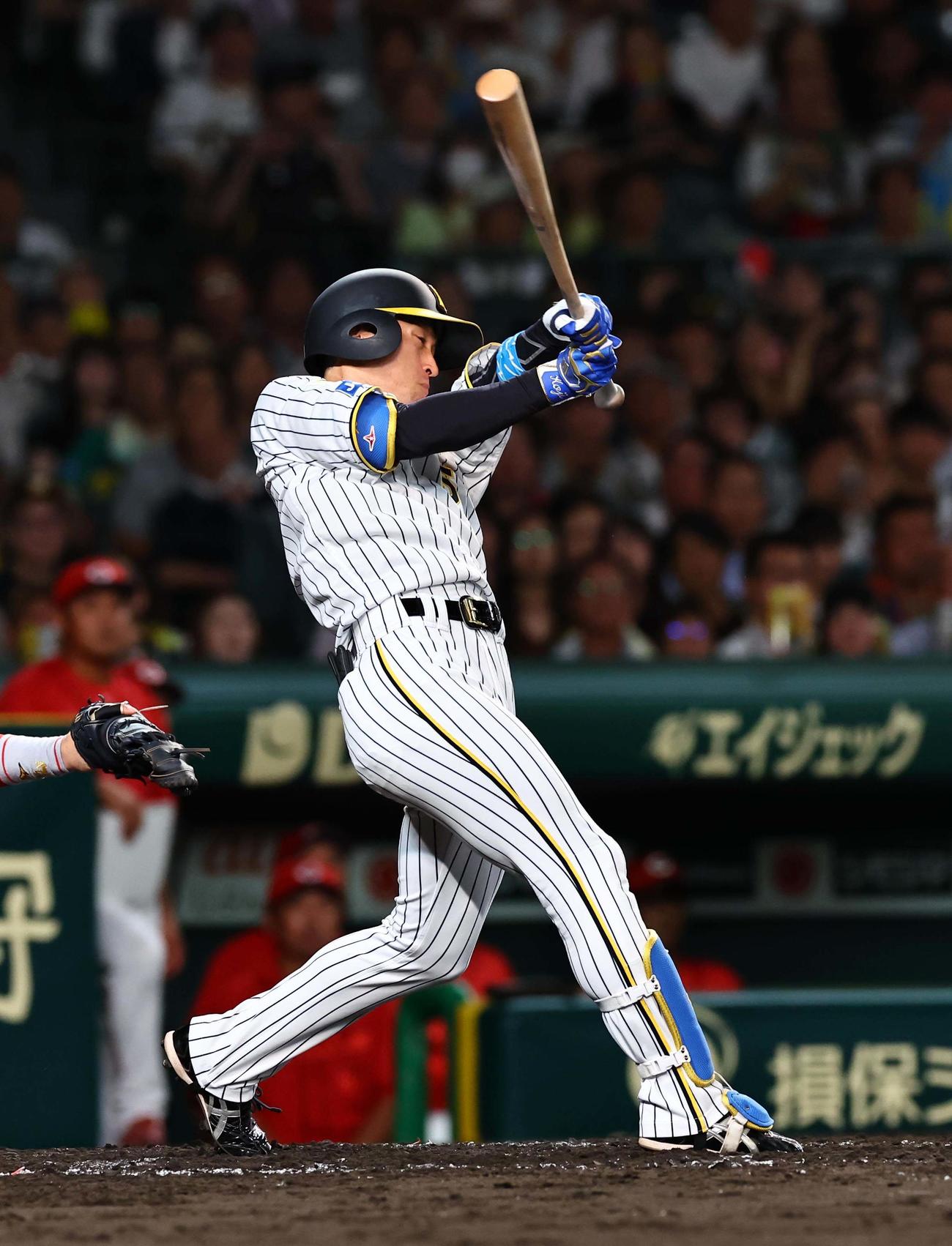 阪神対広島　4回裏阪神2死二、三塁、近本は勝ち越し2点適時打を放つ（撮影・上田博志）