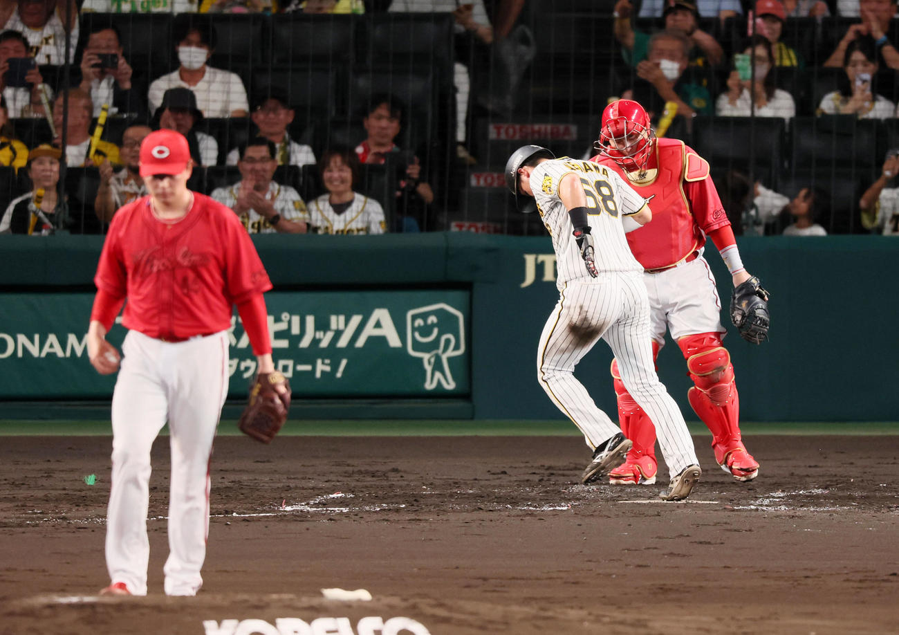 阪神対広島　2回裏阪神2死満塁、近本の押し出し四球で生還する三塁走者前川。投手大瀬良（撮影・加藤哉）