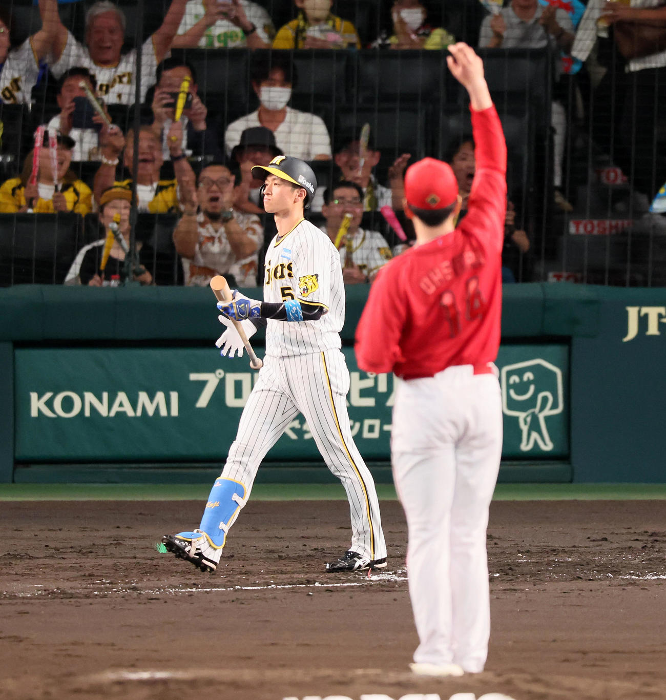 阪神対広島　2回裏阪神2死満塁、近本は四球を選んで押し出しとなる。投手大瀬良（撮影・加藤哉）