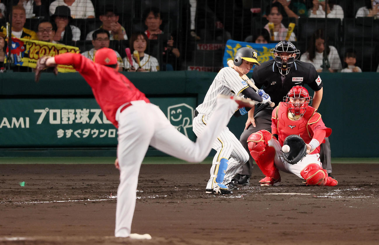 阪神対広島　2回裏阪神2死満塁、近本は四球を選んで押し出しとなる。投手大瀬良（撮影・加藤哉）