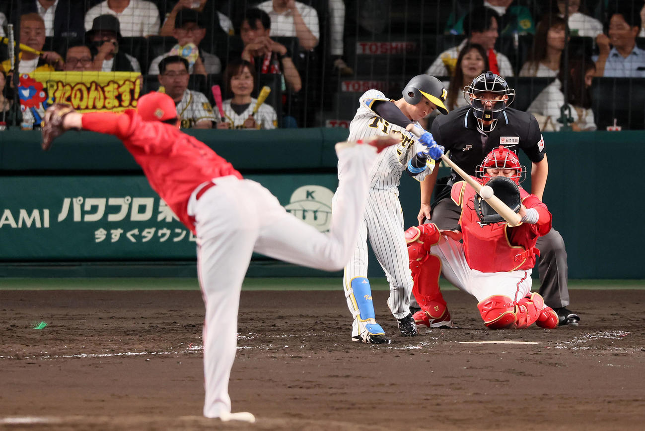 阪神対広島　4回裏阪神2死二、三塁、近本は勝ち越し適時打を放つ。投手大瀬良（撮影・加藤哉）