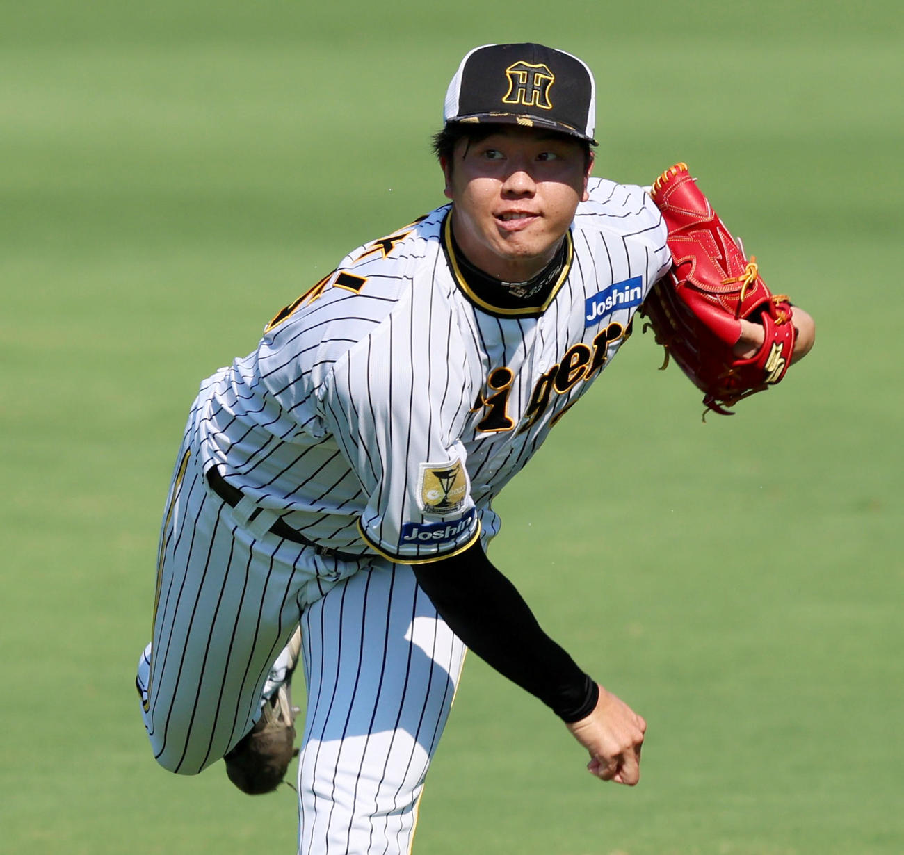 阪神対広島　キャッチボールで調整する才木（撮影・加藤哉）