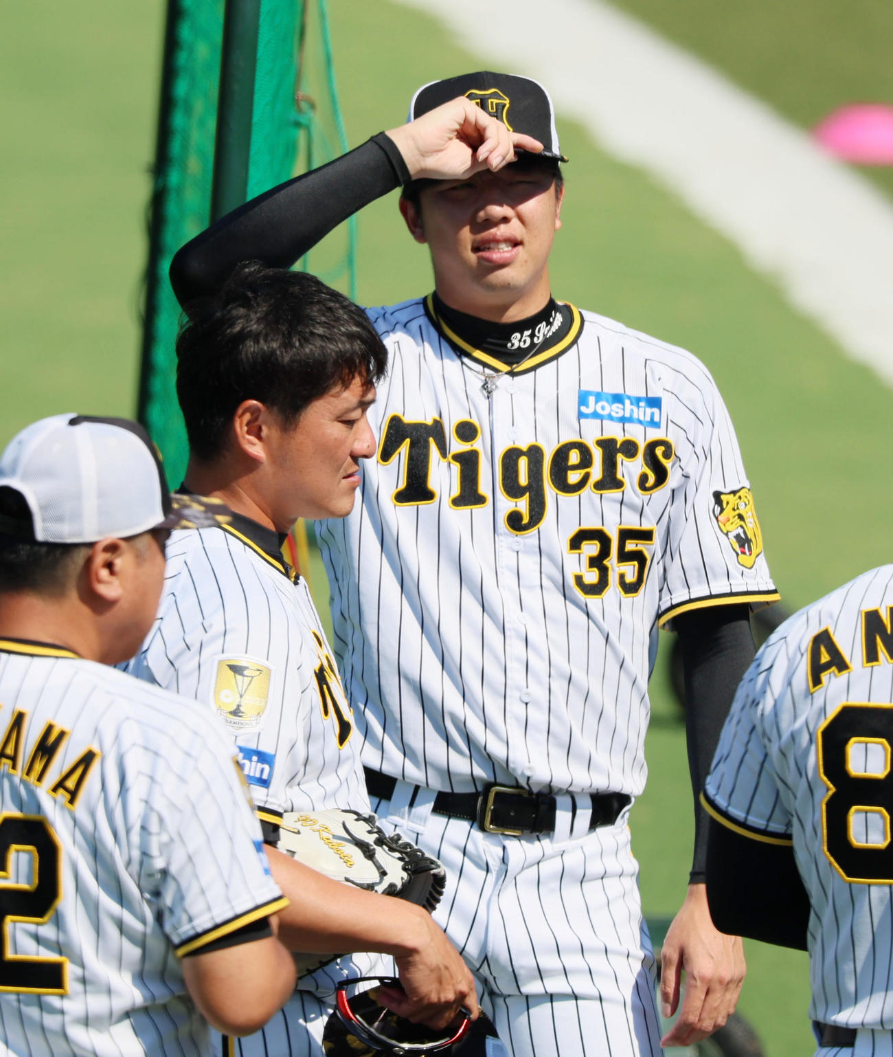 阪神対広島　練習前のミーティングに参加する才木（撮影・加藤哉）