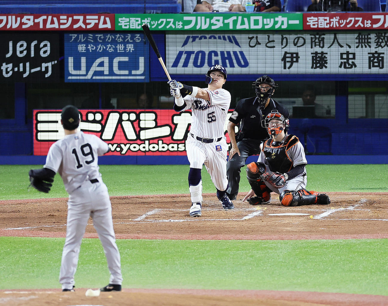 ヤクルト対巨人　1回裏ヤクルト1死一、二塁、村上は先制3点本塁打を放つ。投手山崎伊（撮影・足立雅史）