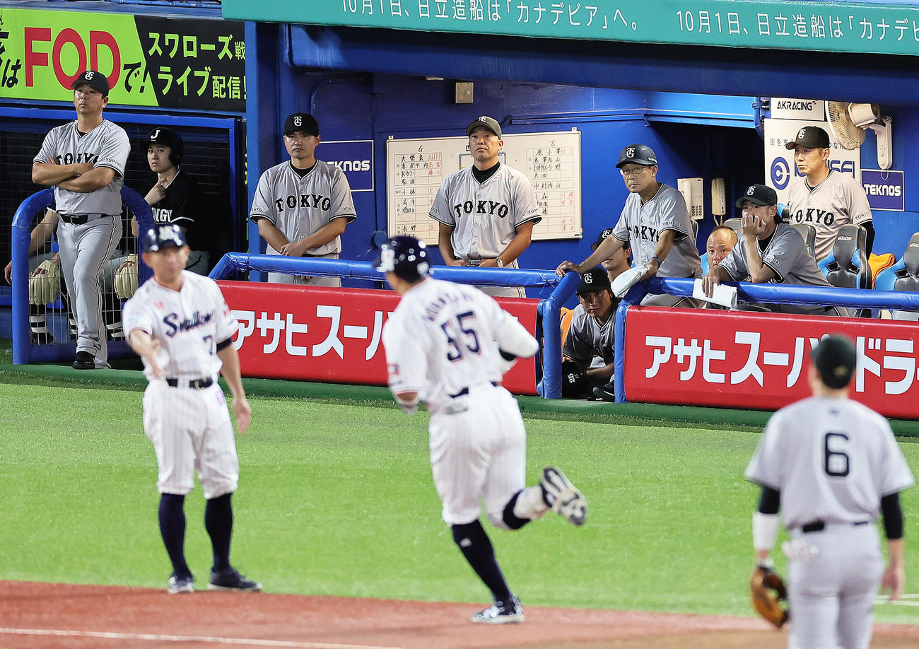 ヤクルト対巨人　1回裏ヤクルト1死一、二塁、村上（手前中央）に先制3点本塁打を浴び厳しい表情を見せる阿部監督（後方中央）（撮影・足立雅史）