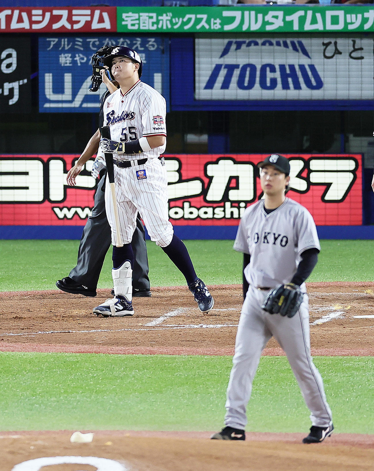 ヤクルト対巨人　1回裏ヤクルト1死一、二塁、村上は先制3点本塁打を放つ。投手山崎伊（撮影・足立雅史）