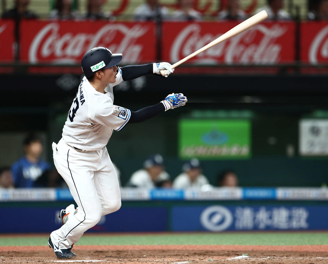 西武対ロッテ　5回裏西武2死、二塁打を放つ長谷川（撮影・河田真司）
