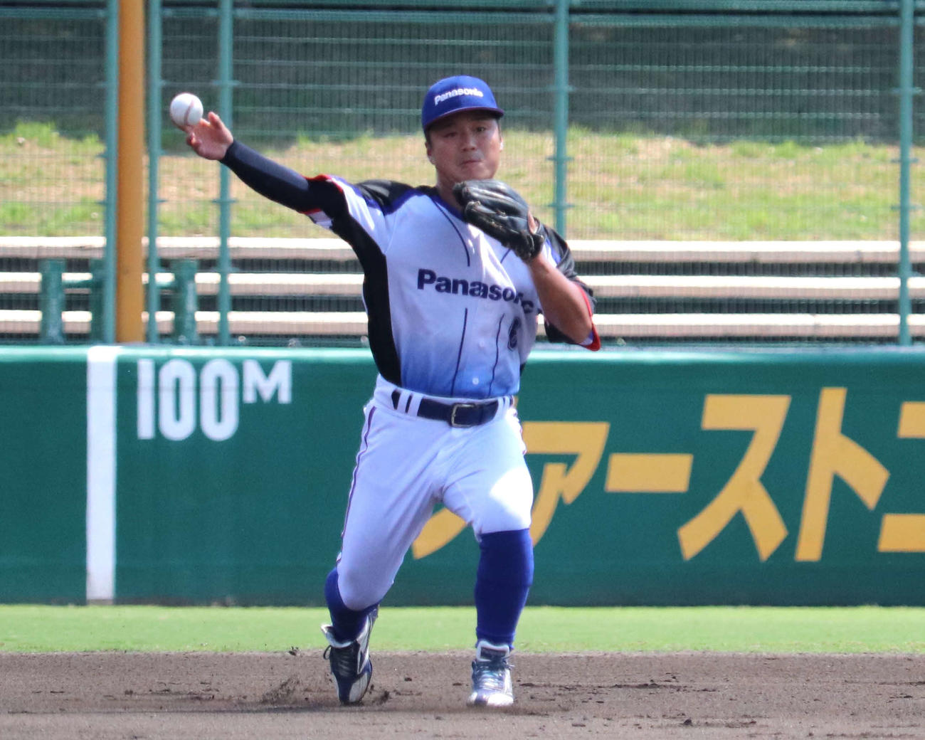 ニチダイとの敗者復活戦3回戦　ニニチダイとの敗者復活戦3回戦　7回無死一塁に二塁手と併殺プレーを完成させた、パナソニックの新人・坂下（撮影・中島麗）