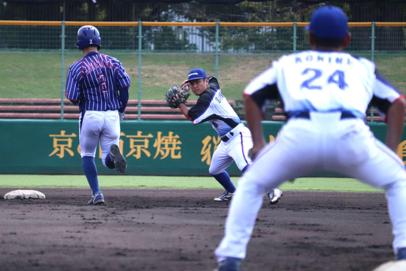 ニチダイとの敗者復活戦3回戦　ニニチダイとの敗者復活戦3回戦　7回無死一塁に二塁手と併殺プレーを完成させた、パナソニックの新人・坂下（撮影・中島麗）