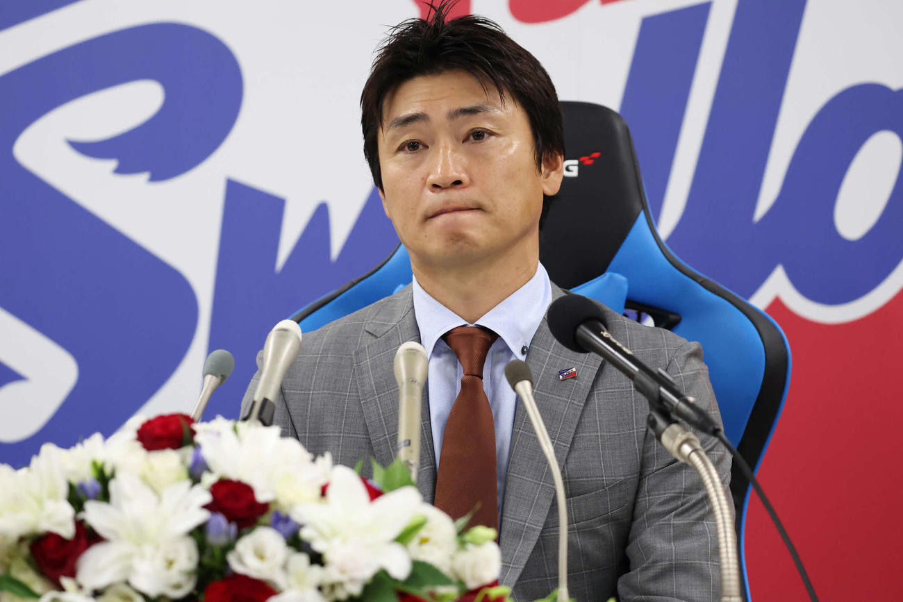 引退会見に臨むヤクルト青木（撮影・丹羽敏通）