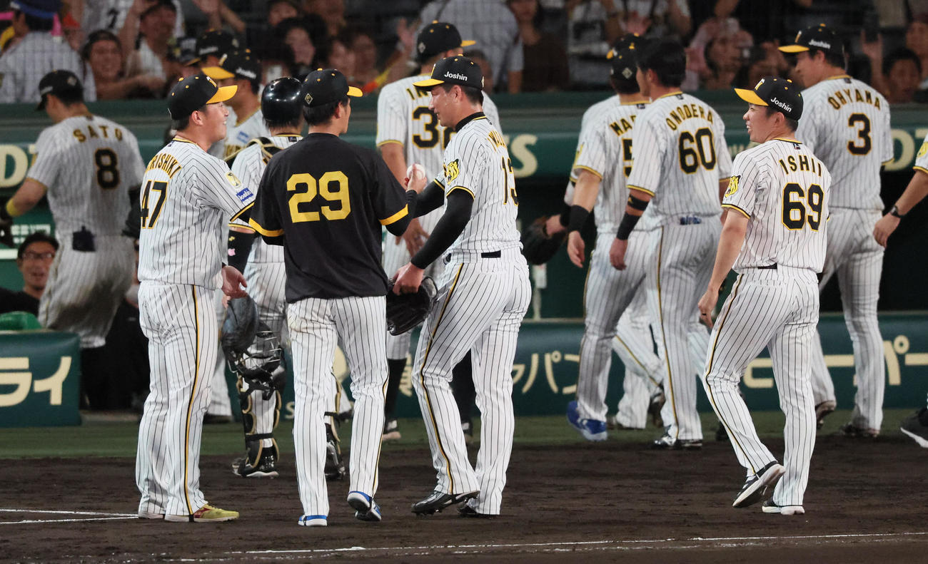阪神対広島　高橋が持つウイニングボールを救援陣へ手渡そうとするが…（撮影・加藤哉）
