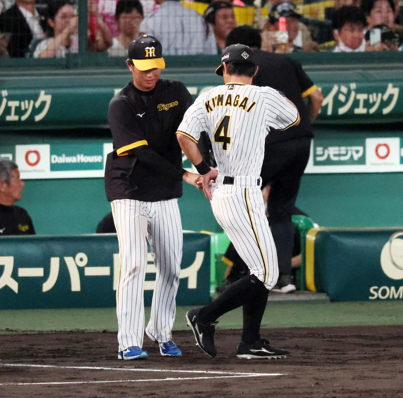 阪神対広島　ウイニングボールを受け取った高橋は熊谷のポケットへ押し込む（撮影・加藤哉）