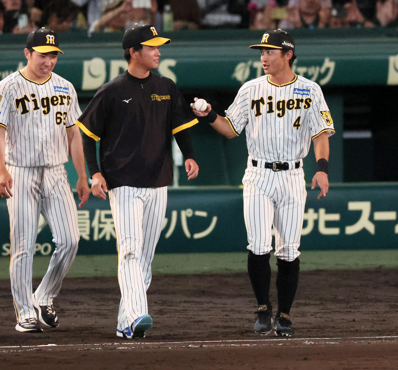 阪神対広島　熊谷（右）からウイニングボールを返される高橋（撮影・加藤哉）