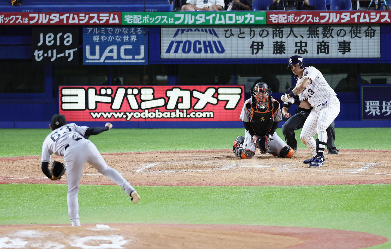 ヤクルト対巨人　7回裏ヤクルト2死二塁、打者オスナ（右）の時、泉の投球がプロテクターに挟まる捕手岸田（撮影・足立雅史）