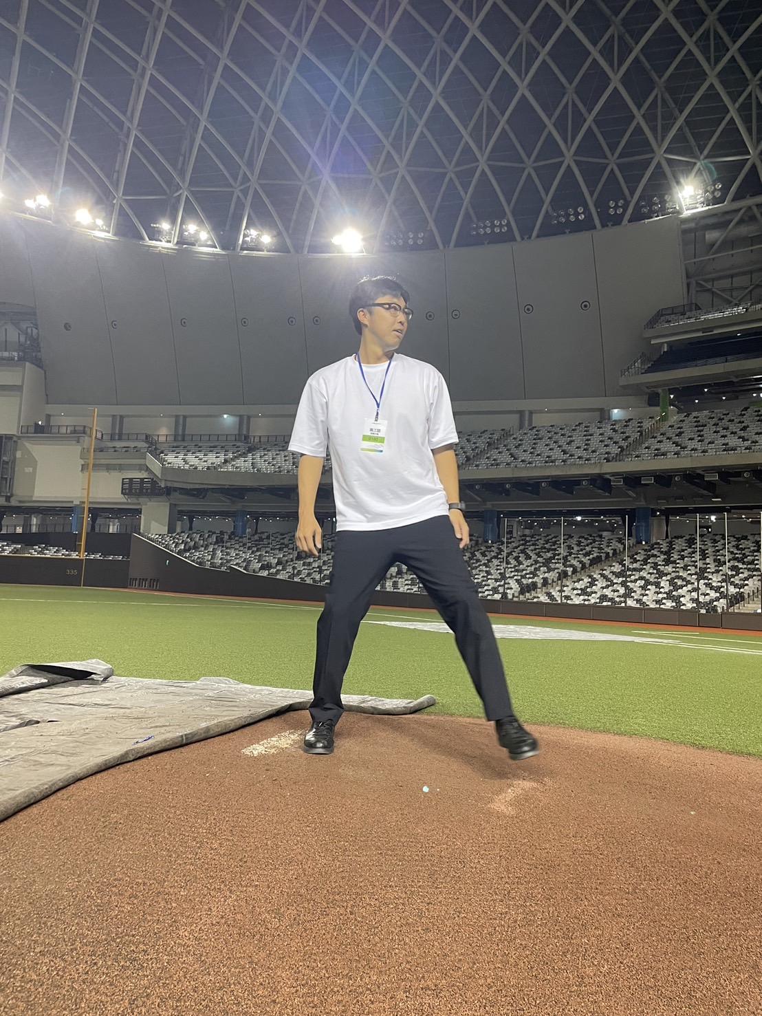 1次ラウンドで使用する台湾・台北ドームを視察しマウンドをチェックする侍ジャパン吉見投手コーチ（2024年9月11日撮影）