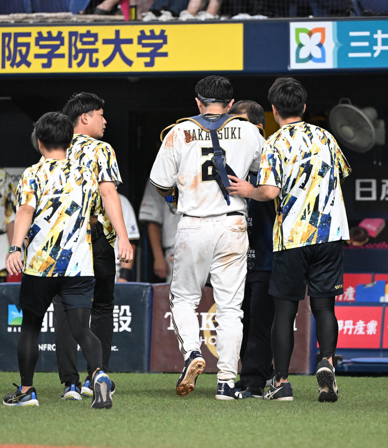 オリックス対ソフトバンク　8回表ソフトバンク1死満塁、近藤の右前打で本塁を狙った栗原と交錯しベンチに戻る捕手若月（撮影・和賀正仁）