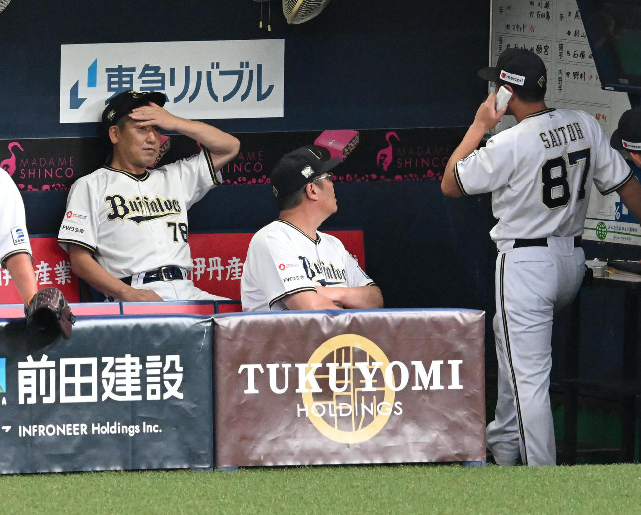 オリックス対ソフトバンク　8回表ソフトバンク1死満塁、宇田川が負傷、ベンチで厳しい表情の中嶋監督（撮影・前岡正明）