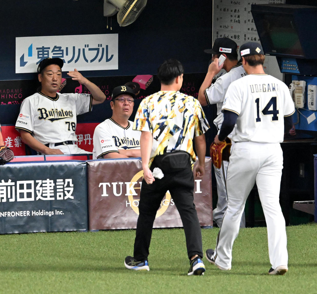 オリックス対ソフトバンク　8回表ソフトバンク1死満塁、宇田川が負傷、ベンチで厳しい表情の中嶋監督（撮影・前岡正明）