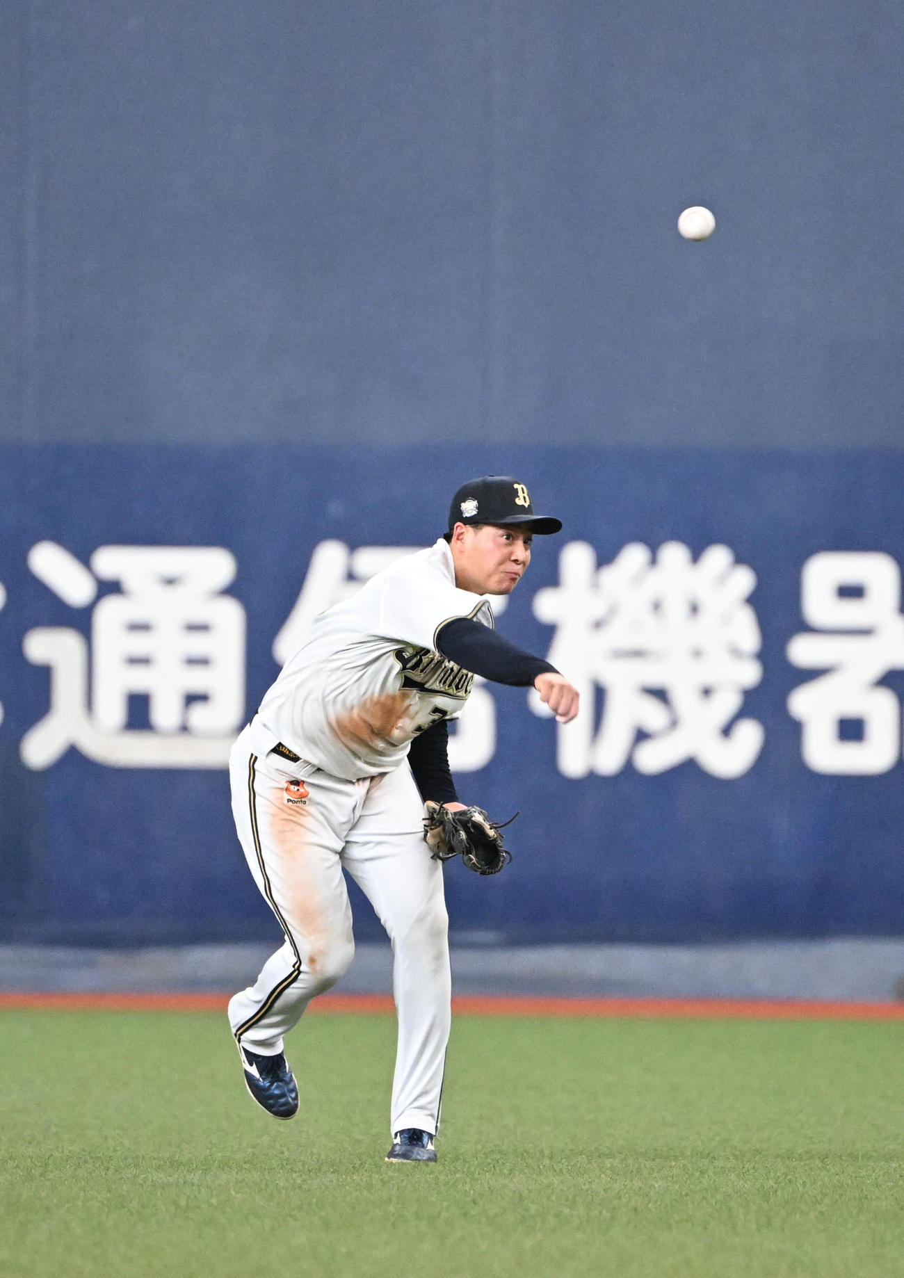 オリックス対ソフトバンク　8回表ソフトバンク1死満塁、近藤の右前打で本塁送球する右翼手来田（撮影・和賀正仁）